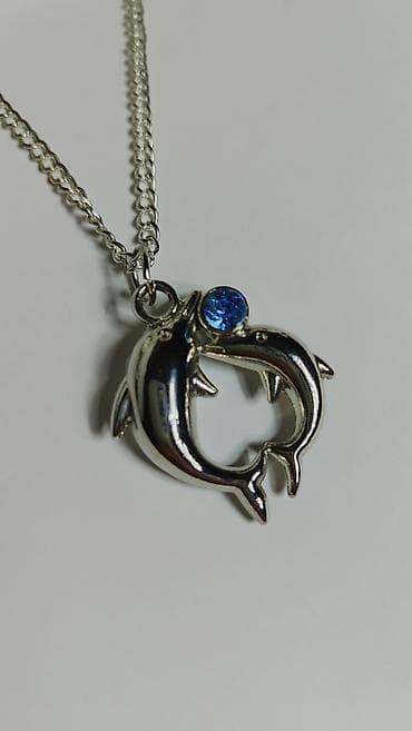 Ogrlice: Srebrnasti lančić sa priveskom – dva delfina u obliku srca - — 1