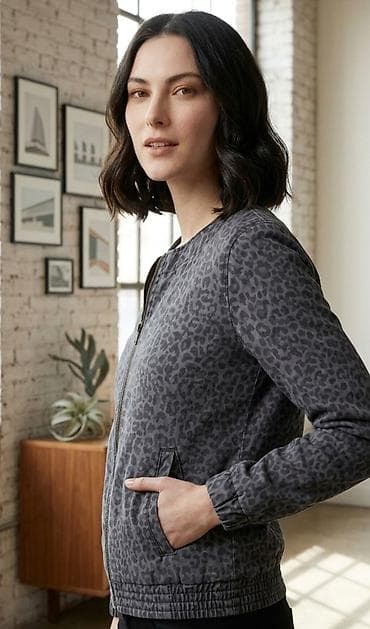 Ženska lagana jakna sa životinjskim printom (sivi leopard) – zatvarač