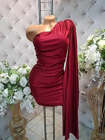 Elegantna asimetrična mini haljina s jednim ramenom i dugim spuštenim