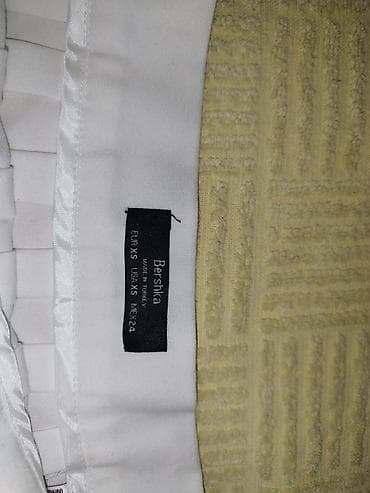Bershka plisirana mini suknja - Boja: bela - Model: A-kroj sa