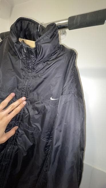 majice l: Crna Nike sportska jakna sa visokim kragnom i punjenjem za hladnije — 2