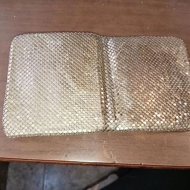 zlatne haljine slike: Elegantni zlatni novčanik/karticaš sa sjajnim „mesh” spoljašnjim — 2