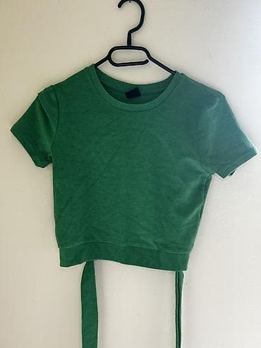 doca слике: Zeleni ženski crop top sa kratkim rukavima i okruglim izrezom — 1