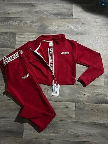 GUESS ženski sportski komplet – gornji deo i donji deo - Model