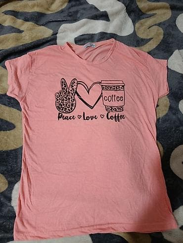 mantil i patike: Roze ženska majica kratkih rukava sa printom “Peace ♥ Love ♥ Coffee” — 1