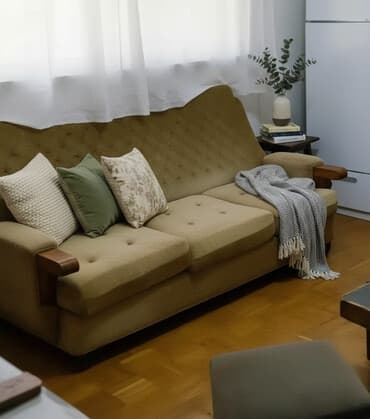 Trosed na razvlačenje, klasičnog dizajna sa visokim, talasastim