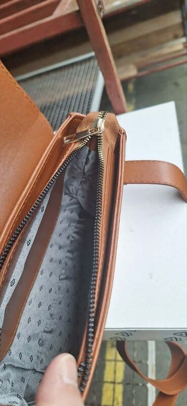 turska roba na veliko novi pazar: Elegantna ženska torbica preko ramena sa metalnim slovom „M” na — 3