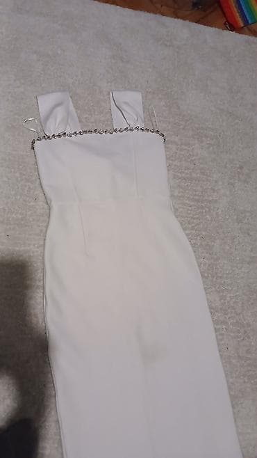 Elegantna bela midi haljina bez rukava, uskog kroja (bodycon), sa