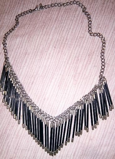 Ogrlica. Crno-srebrna. Nosena za jednu priliku. Duzinu odredjujete