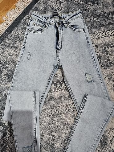 Farmerke: Svetloplave farmerke sa blagim “washed” efektom i diskretnim — 1