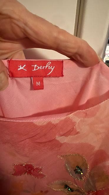 doca haljine: Haljina nežnog, ženstvenog dizajna sa cvetnim dezenom u nijansama roze — 5