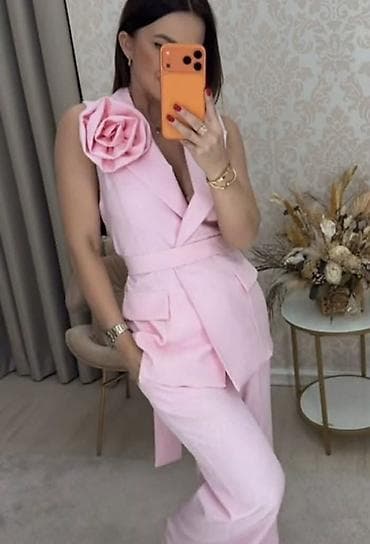 roze srebro: Komplet elegantan– prsluk i pantalone s cvetnim detaljem na ramenu. - — 3