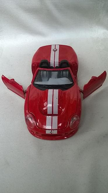 car model 1:43: Burago Shelby Italy,fale obloge vrata,malo ostecene nalepnice,ljulja — 2