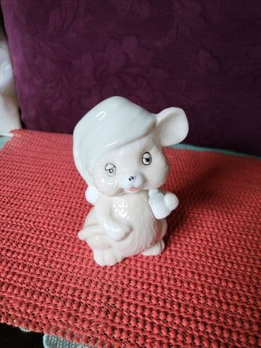 porcelanske solje za caj: Porcelanska nova,vintaz figura. Visina. 11cm. Duzina — 1