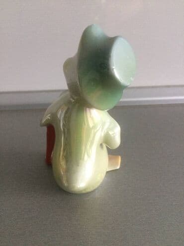 Porcelanska figura iz 50 tih

Pace sa kisobranom iz 50-tih 550din — 5