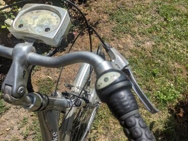 test iz engleskog za 3 razred: Električni bicikl Vital Bike u srebrnoj boji. Ima ram standardne — 7