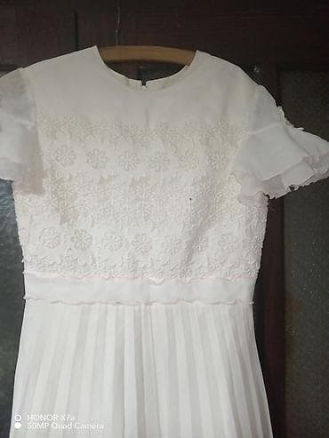 cipele za haljinu: Belo elegantno haljina midi dužine sa cvetnim čipkanim gornjim delom i — 2