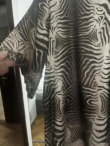 halji e: Ženska haljina CEM – animal print - Model: ravna, komotna silueta — 3