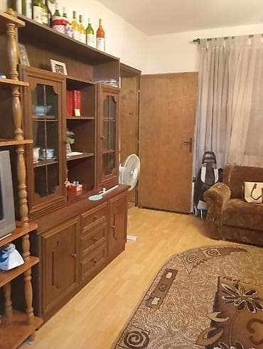 sobe novi sad izdavanje: Prostran dnevni boravak sa kuhinjom i trpezarijskim šankom - Otvoren — 2
