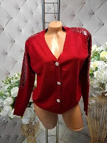 dzemper sa spustenim ramenima: Ženski kardigan sa dugmadima i ukrasnim ramenima - Model: kardigan sa — 1