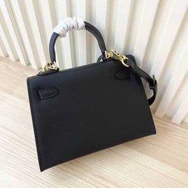 kais za struk: Elegantna crna ručna torba od zrnaste kože, klasičnog trapezastog — 6