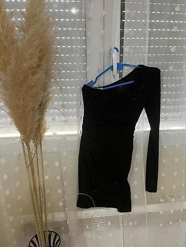sandale sa kaiševima: Haljina na jedno rame, crna sa srebrnim sljokicama, odgovara za XS/ — 2