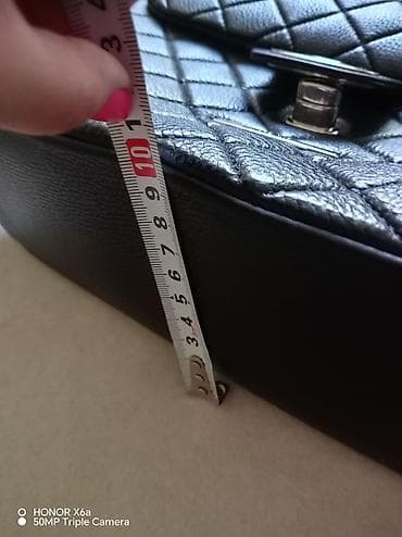 lakovana torba: Ženska torba preko ramena – crna, proštepana, sa lancem - Materijal — 2