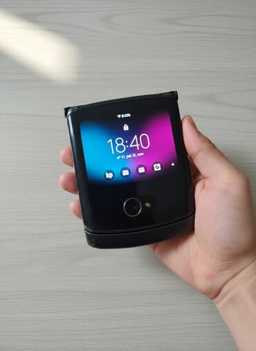 Motorola Razr 2023, 256 GB, bоја - Crna, Bežični punjač, Dual SIM, Face ID