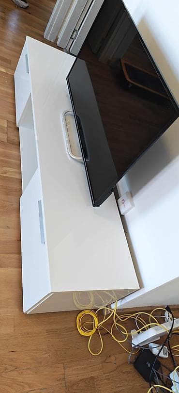 Na prodaju TV komoda sa dve fioke i prostorom u sredini sa policom u — 7