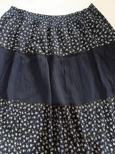 Suknje: Suknja – plisirana, tamnoplava sa cvetnim printom - Kroj: široka — 2