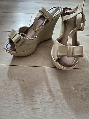 Bež ženske sandale na punu petu - Model: otvoreni prsti, platforma i