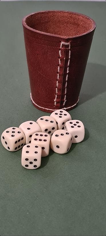 Na prodaju od čiste kože čašica za bacanje kockica sa setom od 8 istih