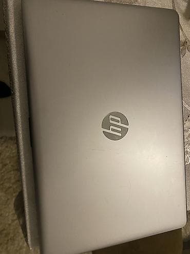 mali laptop: Prenosni računar HP sa crnim okvirom ekrana i tastaturom pune — 2