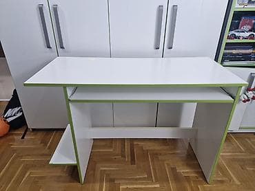 Radni/računarski sto od iverice, bela površina sa zelenim rubovima