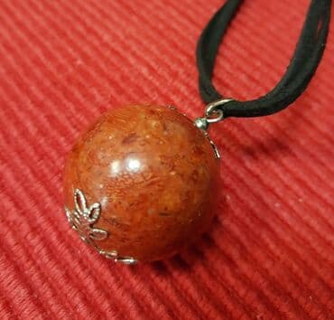 soho nakit – слике: Koral na kožici 

Prečnik kugle 2'5 cm 

Kupljen u Egiptu 
 
Prelep — 3