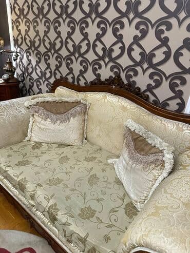 Stilske garniture: Garnitura sofa u baroknom stilu, karakteristična po rezbarenom drvenom