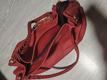 armani exchange torbe: Ženska torba – crvena, sa zlatnim detaljima - Materijal: teksturirana — 4