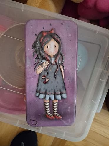 Metalna kutija/pernica sa ilustracijom devojčice (Gorjuss stil) - na lalafo.rs Metalna kutija/pernica sa ilustracijom devojčice (Gorjuss stil) -