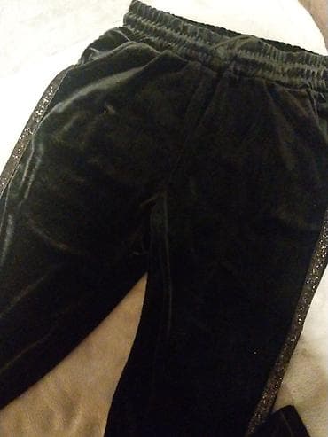 Ženske plišane trenerke/pantalone u crnoj boji. Mekan, baršunast