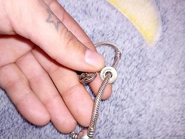 Narukvice: Prodajem Narukvicu Pandora sa priveskom 925/585 Cena je 3000 šaljem — 2