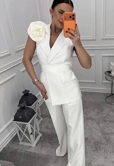 roze srebro: Komplet elegantan– prsluk i pantalone s cvetnim detaljem na ramenu. - — 2