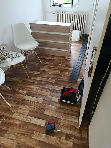 -Pult   se izradjuje se od Univera debljine 18mm u kombinaciji bele i