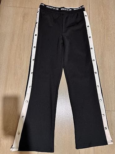 SPORTSKA TRENERKA JAKO KVALITETNA,RASTEGLJIVA NE GUZVA SE LAKO