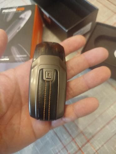 Neka elektronska cigara.Ima unutar neka tecnost al ko zna od kad je
