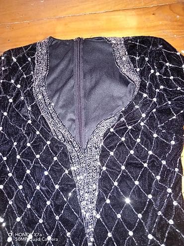 turska obuca perla: Elegantna crna mini haljina sa dugim rukavima, od mekog baršuna. Ceo — 3