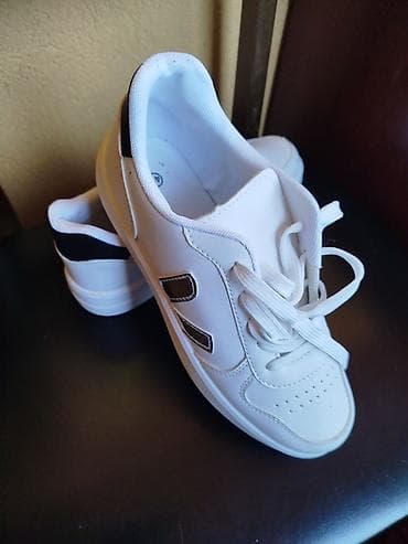 obuca new yorker: Bele sportske patike – veličina 41 - Klasičan, čist dizajn u beloj — 1