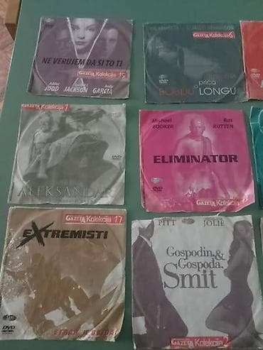 Raznovrsna kolekcija DVD filmova sa različitim naslovima, pogodna za