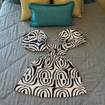 suknje do kolena: Dvodijelni set – top i suknja, crno‑beli geometrijski print. - Top — 2