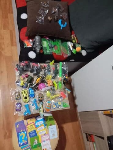 pametne igracke za decu: Raznovrstan set igračaka, uključujući automobile, figure i druge sitne — 1