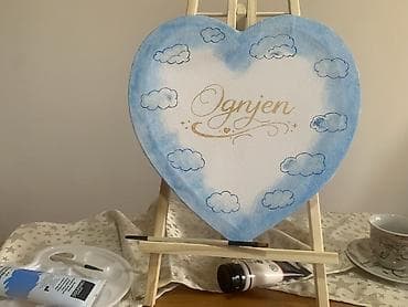 boja stolice: Ručno oslikane drvene table u obliku srca i kvadratna platna na stalku — 6